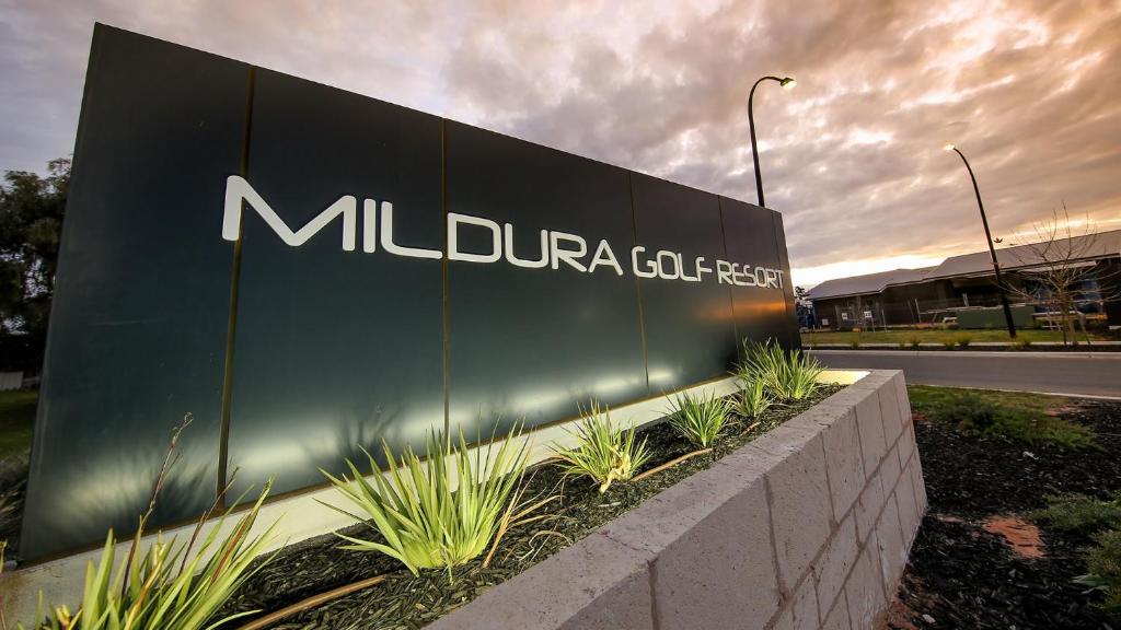 Mildura Golf Club Stay and Play:2 Nights at Mildura Golf Resort for Two